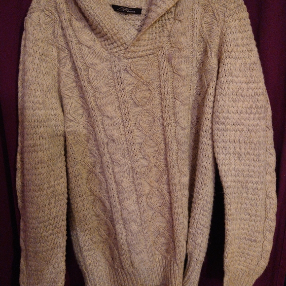 Like new ladies creme colored sweater - Picture 3 of 6